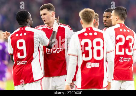 Amsterdam, Niederlande. 09 décembre 2023. Brian Brobbey d'Ajax célèbre après avoir marqué le premier but de l'équipe avec Mika Godts d'Ajax lors du match néerlandais d'Eredivisie entre Ajax et Sparta le 9 décembre 2023 à Amsterdam, pays-Bas Credit : dpa/Alamy Live News Banque D'Images