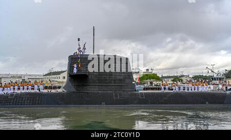 BASE INTERARMÉES PEARL HARBOR-HICKAM (28 novembre 2023) -- le sous-marin de classe Soryu de la Force maritime japonaise d'autodéfense JS Sekiryu (SS 508) quitte la base interarmées Pearl Harbor-Hickam, Hawaï, le 28 novembre 2023. La Force sous-marine de la flotte américaine du Pacifique accueille favorablement les visites de nos alliés les plus proches pour perfectionner nos compétences ensemble et renforcer nos partenariats. La Force sous-marine du Pacifique assure la dissuasion stratégique, la guerre anti-sous-marine, la guerre anti-surface, les frappes terrestres de précision, le renseignement, surveillance, reconnaissance, alerte précoce et capacités de guerre spéciale dans le monde entier. (Photo de l'US Navy par Lorilyn C. Banque D'Images