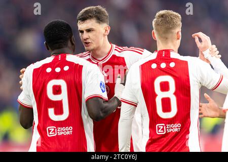 Amsterdam, Niederlande. 09 décembre 2023. Brian Brobbey d'Ajax célèbre après avoir marqué le premier but de l'équipe avec Kenneth Taylor d'Ajax et Mika Godts d'Ajax lors du match néerlandais d'Eredivisie entre Ajax et Sparta le 9 décembre 2023 à Amsterdam, pays-Bas Credit : dpa/Alamy Live News Banque D'Images