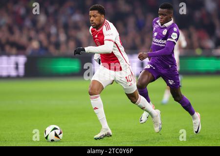 Amsterdam, Niederlande. 09 décembre 2023. Chuba Akpom d'Ajax se bat pour le ballon avec Metinho de Sparta Rotterdam lors du match néerlandais d'Eredivisie entre Ajax et Sparta le 9 décembre 2023 à Amsterdam, pays-Bas Credit : dpa/Alamy Live News Banque D'Images