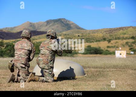 Les soldats de la Garde nationale de l’armée de Porto Rico affectés au 190e bataillon du génie tirent le lance-grenades M320 au Camp Santiago Training Center, Salinas, Porto Rico, le 9 décembre 2023. Les soldats se qualifient sur divers systèmes d'armes pour maintenir leur état de préparation et perfectionner leurs compétences en tant que membres des forces armées. (Photo de la Garde nationale de l'armée américaine par le CPS Felix Ortiz Rivera) Banque D'Images