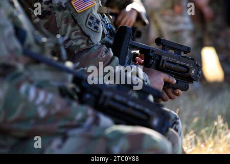 Les soldats affectés au 190e bataillon du génie, 101e régiment de la Garde nationale de Porto Rico, reçoivent une familiarisation avec le lance-grenades M320 au Camp Santiago Training Center, Salinas, Porto Rico, le 9 décembre 2023. Les soldats se qualifient sur divers systèmes d'armes pour maintenir leur état de préparation et perfectionner leurs compétences en tant que membres des forces armées. (Photo de la Garde nationale de l'armée américaine par le CPS Felix Ortiz Rivera) Banque D'Images