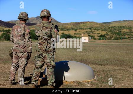 Les soldats de la Garde nationale de l’armée de Porto Rico affectés au 190e bataillon du génie examinent la plage de qualification du lance-grenades M320 au Camp Santiago Training Center, Salinas, Porto Rico, 9 décembre 2023. Les soldats se qualifient sur divers systèmes d'armes pour maintenir leur état de préparation et perfectionner leurs compétences en tant que membres des forces armées. (Photo de la Garde nationale de l'armée américaine par le CPS Felix Ortiz Rivera) Banque D'Images