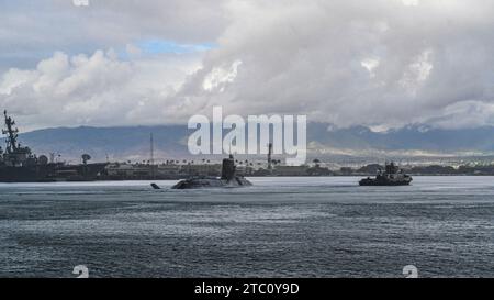 BASE INTERARMÉES PEARL HARBOR-HICKAM (28 novembre 2023) -- le sous-marin de classe Soryu de la Force maritime japonaise d'autodéfense JS Sekiryu (SS 508) quitte la base interarmées Pearl Harbor-Hickam, Hawaï, le 28 novembre 2023. La Force sous-marine de la flotte américaine du Pacifique accueille favorablement les visites de nos alliés les plus proches pour perfectionner nos compétences ensemble et renforcer nos partenariats. La Force sous-marine du Pacifique assure la dissuasion stratégique, la guerre anti-sous-marine, la guerre anti-surface, les frappes terrestres de précision, le renseignement, surveillance, reconnaissance, alerte précoce et capacités de guerre spéciale dans le monde entier. (Photo de l'US Navy par Lorilyn C. Banque D'Images