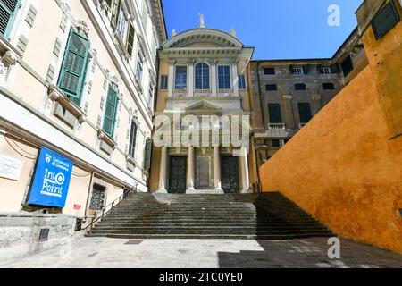 Gênes, Italie - 30 juillet 2022 : l'ancienne église des Saints Gerolamo et Francesco Saverio dans le centre historique de Gênes Banque D'Images