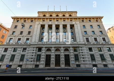 Palazzo degli Uffici Finanziari di via Fiume (bâtiment du bureau financier de via Fiume) à Gênes, Italie. Banque D'Images