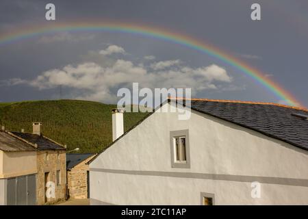 Palette de la nature : Arc-en-ciel vibrant ornant le paysage de montagne Banque D'Images