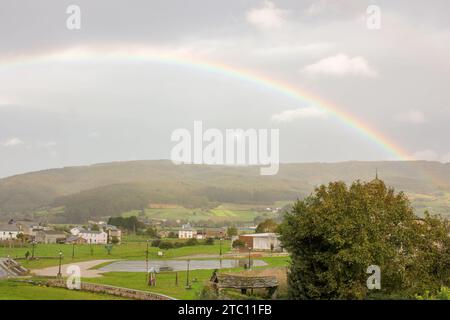 Palette de la nature : Arc-en-ciel vibrant ornant le paysage de montagne Banque D'Images