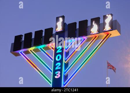 Londres, Royaume-Uni. 9 décembre 2023. La menorah géante de Trafalgar Square est illuminée la troisième nuit de Chanukah (Hanukkah) avec une flamme virtuelle alors que la police se tient à proximité. Havering council a récemment provoqué une controverse en annulant une installation locale - bien que cette décision ait été annulée. Des dizaines de milliers de personnes défilent de la ville de Londres à la place du Parlement pour appeler à un cessez-le-feu permanent à Gaza comme la guerre Israël-Hamas. Crédit : Photographie de onzième heure / Alamy Live News Banque D'Images