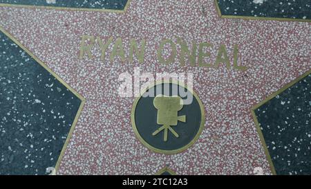 Hollywood, Californie, États-Unis 9 décembre 2023 acteur Ryan OÕNeal Hollywood Walk of Fame Star and Flowers le 9 décembre 2023 à Hollywood, Californie, États-Unis. Il est décédé le 8 décembre 2023. Photo de Barry King/Alamy Live News Banque D'Images