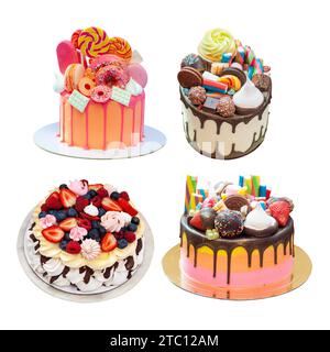 Ensemble de beaux gâteaux multicolores lumineux avec des bonbons, du chocolat et des baies isolés sur fond blanc png. Banque D'Images