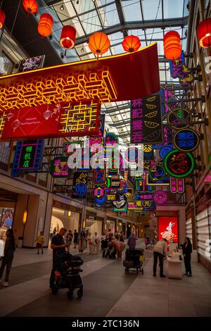 Dubaï, Émirats arabes Unis - 1 décembre 2023. Chinatown Dubai Mall. Rue de vacances shopping au détail. Lampes chinoises, enseignes au néon sur les ruelles grand centre commercial Banque D'Images