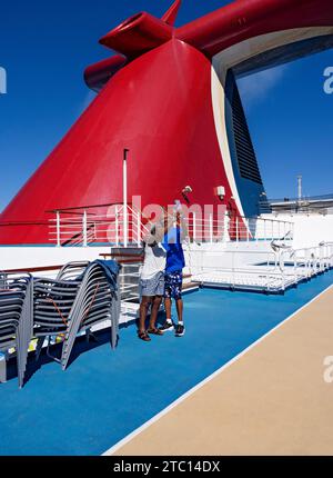 South Pacific Cruise / Afro-American Cruise passagers de bateau prenant un selfie téléphonique sur le pont du Carnival Splendor. Après le départ de Sydney Aus Banque D'Images