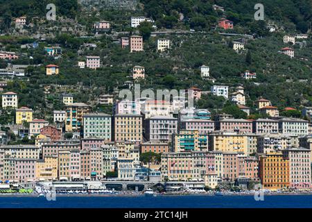 Bâtiments colorés près de la plage de mer ligurienne de Bagni Lido à Camogli, Italie. Banque D'Images