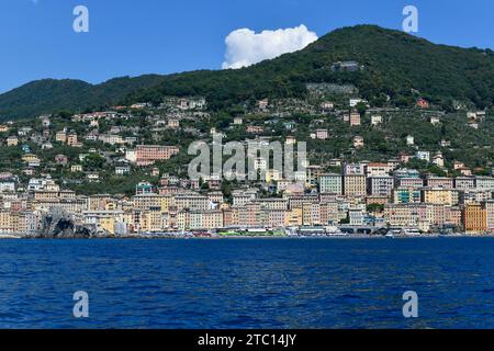 Panorama du Château della Dragonara et Basilique Santa Maria Assunta. Bâtiments colorés près de la plage de mer ligurienne de Bagni Lido à Camogli, Italie. Banque D'Images