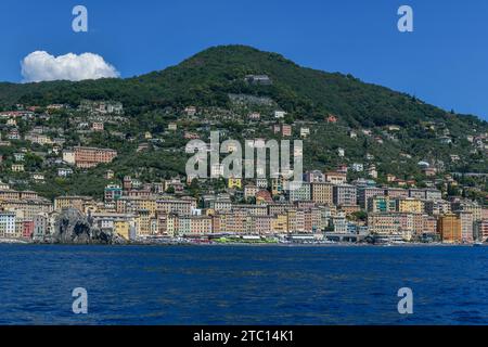 Panorama du Château della Dragonara et Basilique Santa Maria Assunta. Bâtiments colorés près de la plage de mer ligurienne de Bagni Lido à Camogli, Italie. Banque D'Images