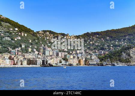 Panorama du Château della Dragonara et Basilique Santa Maria Assunta. Bâtiments colorés près de la plage de mer ligurienne de Bagni Lido à Camogli, Italie. Banque D'Images