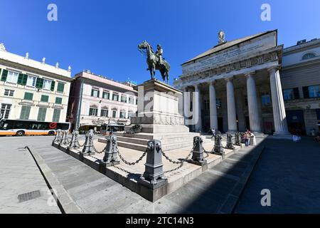 Gênes, Italie - 29 juillet 2022 : le théâtre Carlo Felice, l'opéra de la ville italienne de Gênes, et la statue de Giuseppe Garibaldi. Banque D'Images