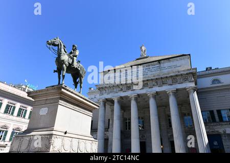 Gênes, Italie - 29 juillet 2022 : le théâtre Carlo Felice, l'opéra de la ville italienne de Gênes, et la statue de Giuseppe Garibaldi. Banque D'Images