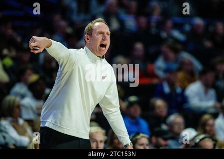 9 décembre 2023 : Grant Billmeier, entraîneur-chef des Highlanders du N.J.I.T, dirige son équipe contre les diacons démoniaques de Wake Forest dans la première moitié du match de basket-ball de la NCAA au LJVM Coliseum de Winston-Salem, Caroline du Nord. (Scott Kinser/CSM) Banque D'Images