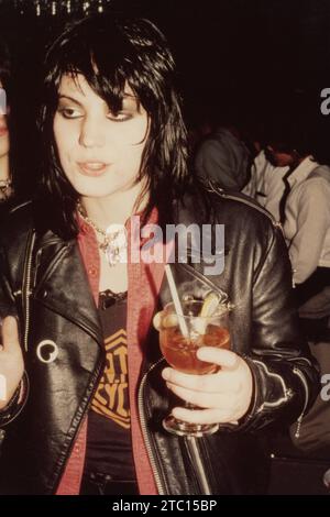 Joan Jett saluant les fans après un concert au Center Stage, East Providence, RI, USA, le 18 décembre, 1980. Banque D'Images