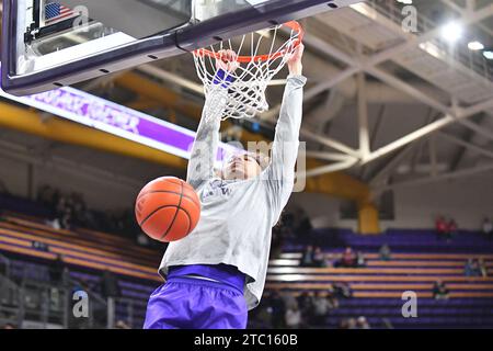 Seattle, WA, États-Unis. 09 décembre 2023. Washington s’échauffera avant le match de basket-ball de la NCAA entre les Gonzaga Bulldogs et les Washington Huskies au HEC Edmundson Pavilion à Seattle, WA. Steve Faber/CSM (image de crédit : © Steve Faber/Cal Sport Media). Crédit : csm/Alamy Live News Banque D'Images