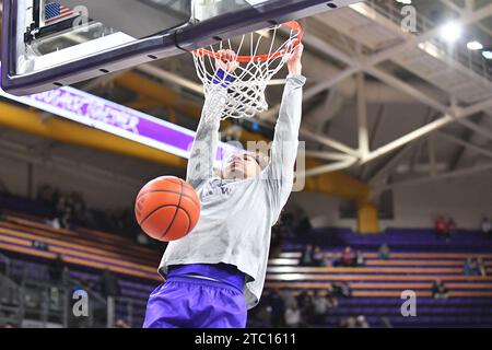 Seattle, WA, États-Unis. 09 décembre 2023. Washington s’échauffera avant le match de basket-ball de la NCAA entre les Gonzaga Bulldogs et les Washington Huskies au HEC Edmundson Pavilion à Seattle, WA. Steve Faber/CSM/Alamy Live News Banque D'Images