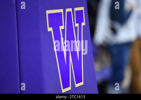 Seattle, WA, États-Unis. 09 décembre 2023. Le logo de Washington avant le match de basketball de la NCAA entre les Gonzaga Bulldogs et les Washington Huskies au HEC Edmundson Pavilion à Seattle, WA. Steve Faber/CSM/Alamy Live News Banque D'Images