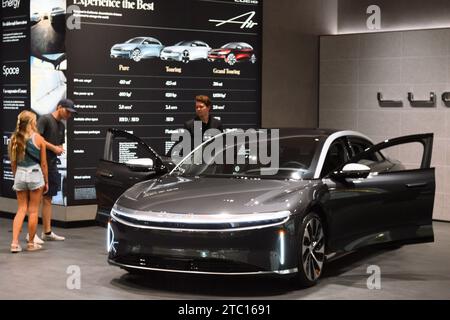 Scottsdale, Arizona - novembre 23 2023 : une nouvelle voiture électrique de luxe Lucid Motors air Pure exposée dans leur studio showrrom. Banque D'Images