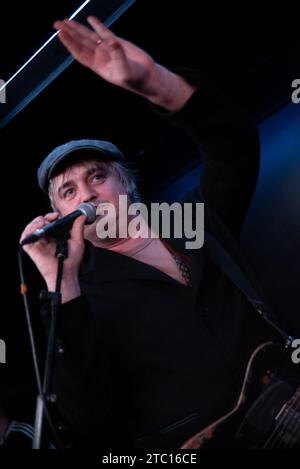 Margate, Royaume-Uni. 9 décembre 2023. Les Libertines surprennent les fans avec un concert secret au bar de plongée Justine's de Carl Barat, pour célébrer la sortie prochaine du nouvel album 'All Quiet on the Eastern Esplanade'. Cristina Massei/Alamy Live News Banque D'Images