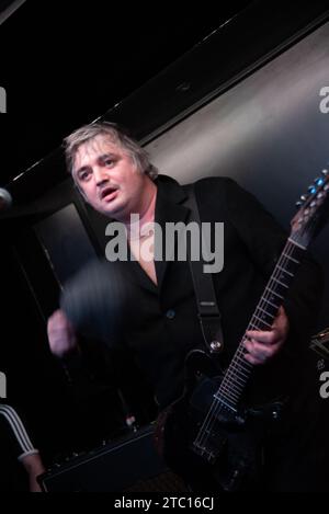 Margate, Royaume-Uni. 9 décembre 2023. Les Libertines surprennent les fans avec un concert secret au bar de plongée Justine's de Carl Barat, pour célébrer la sortie prochaine du nouvel album 'All Quiet on the Eastern Esplanade'. Cristina Massei/Alamy Live News Banque D'Images