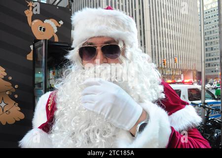 New York, États-Unis. 09 décembre 2023. Un participant portant un costume de Père Noël participe à SantaCon. Les fêtards habillés en Père Noël ou autres personnages de Noël se sont réunis à Manhattan, New York City pour SantaCon, une tournée annuelle autour du thème de Noël qui collecte des fonds pour des œuvres caritatives. Les donateurs ont reçu des entrées dans les lieux participants, tels que les bars et les clubs. Crédit : SOPA Images Limited/Alamy Live News Banque D'Images