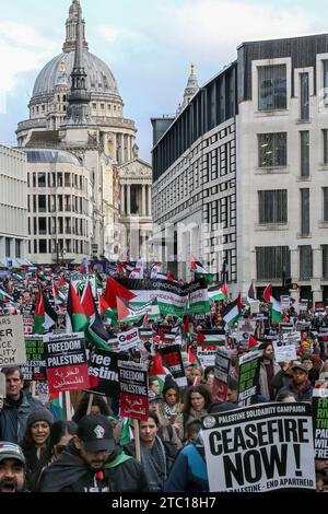 Les manifestants portant des drapeaux et des pancartes défilent devant la cathédrale Saint-Paul sur leur route vers la place du Parlement. Des milliers de personnes se réunissent pour appeler à un cessez-le-feu total dans la guerre entre Israël et le Hamas. Même s’il y a eu une pause dans l’hostilité à Gaza récemment, les agences d’aide disent qu’il n’a pas été assez long pour atteindre les 1,1 millions d’enfants ayant un besoin urgent d’aide. Des milliers de civils ont été tués à Gaza et en Israël depuis octobre 7 2023 après le déclenchement d’une guerre après que le Hamas eut tué plus de 1000 Israéliens et pris 220 otages. Banque D'Images