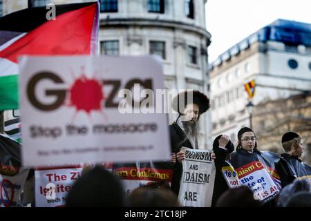 Des membres de Neturei Karta, une secte antisioniste de la communauté juive orthodoxe, se joignent à la manifestation en portant des pancartes antisionistes. Des milliers de personnes se réunissent pour appeler à un cessez-le-feu total dans la guerre entre Israël et le Hamas. Même s’il y a eu une pause dans l’hostilité à Gaza récemment, les agences d’aide disent qu’il n’a pas été assez long pour atteindre les 1,1 millions d’enfants ayant un besoin urgent d’aide. Des milliers de civils ont été tués à Gaza et en Israël depuis octobre 7 2023 après le déclenchement d’une guerre après que le Hamas eut tué plus de 1000 Israéliens et pris 220 otages. Banque D'Images