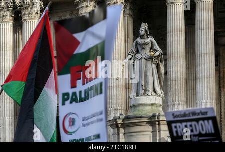 Les manifestants portent des drapeaux et des pancartes devant la statue de la reine Victoria à l'extérieur de la cathédrale Saint-Paul. Des milliers de personnes se réunissent pour appeler à un cessez-le-feu total dans la guerre entre Israël et le Hamas. Même s’il y a eu une pause dans l’hostilité à Gaza récemment, les agences d’aide disent qu’il n’a pas été assez long pour atteindre les 1,1 millions d’enfants ayant un besoin urgent d’aide. Des milliers de civils ont été tués à Gaza et en Israël depuis octobre 7 2023 après le déclenchement d’une guerre après que le Hamas eut tué plus de 1000 Israéliens et pris 220 otages. (Photo Martin Pope/SOPA Images/Sipa USA) Banque D'Images