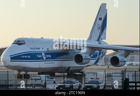 Antonov avec immatriculation AH-124-100 montré stationné à LAX, aéroport international de Los Angeles. Banque D'Images