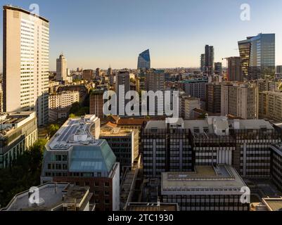 Milan, Italie - 3 août 2022 : la célèbre tour Pirelli ou appelé aussi Pirellone. C'est le bâtiment de Milan où le Conseil régional de Lombardie est basé Banque D'Images