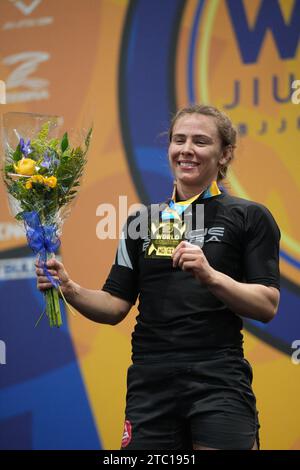 Las Vegas, États-Unis. 09 décembre 2023. LAS VEGAS, NEVADA - 09 décembre 2023 : Andressa Cintra célèbre son titre mondial lors de la finale de la division de classe lourde NO-GI 2023 de l'IBJF au Las Vegas Convention Center à Las Vegas, Nevada, USA. (Photo de Marcelo Woo ; PxImages/Sipa USA) crédit : SIPA USA/Alamy Live News Banque D'Images