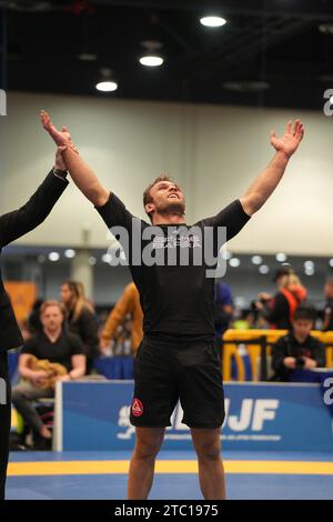 Las Vegas, États-Unis. 09 décembre 2023. LAS VEGAS, NEVADA - 09 décembre 2023 : Lucas Valente célèbre son titre mondial lors des finales de division légère NO-GI 2023 de l'IBJF WORLDS au Las Vegas Convention Center à Las Vegas, Nevada, USA. (Photo de Marcelo Woo ; PxImages/Sipa USA) crédit : SIPA USA/Alamy Live News Banque D'Images