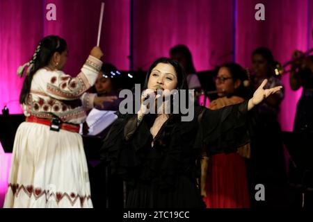 10 décembre 2023, Mexico, Ciudad de Mexico, Mexique : 9 décembre, 2023, Mexico, Mexique : l'auteur-compositeur-interprète chilien mon Laferte accompagné par le Viento Florido Regional Women's Philharmonic Band en concert au Palais des beaux-arts de Mexico. Le 9 décembre 2023 à Mexico, Mexique (crédit image : © Luis Barron/eyepix via ZUMA Press Wire) USAGE ÉDITORIAL SEULEMENT! Non destiné à UN USAGE commercial ! Banque D'Images