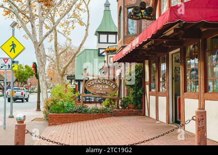 Solvang, Californie, États-Unis - magasin de spiritueux 8 décembre 2022 Copenhague à Solvang. Architecture, vue sur la rue. Banque D'Images