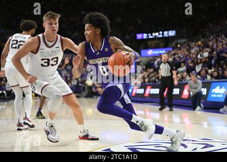 Seattle, WA, États-Unis. 09 décembre 2023. Koren Johnson (0), garde des Huskies de Washington, se rend au panier lors du match de basket-ball de la NCAA entre les Gonzaga Bulldogs et les Huskies de Washington au HEC Edmundson Pavilion à Seattle, WA. Steve Faber/CSM/Alamy Live News Banque D'Images