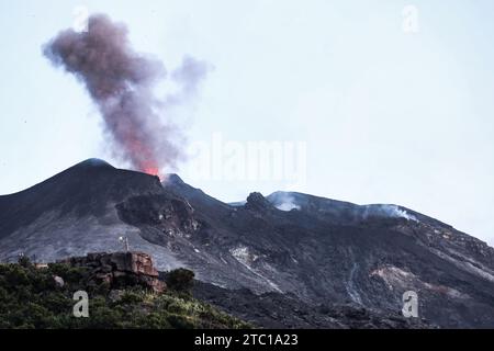 Capture d'une éruption avec fontaine de lave du volcan actif Stromboli situé sur l'île de Stromboli, qui est l'une des sept îles éoliennes Banque D'Images