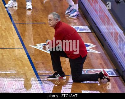 Steve Pikiell, entraîneur-chef des Rutgers Scarlet Knights, lors du match de basket-ball Garden State Hardwood Classic contre les Pirates de Seton Hall au Prudential Center de Newark, New Jersey, le samedi 9 décembre 2023. Duncan Williams/CSM Banque D'Images