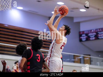 Bethany, OK, USA. 09 décembre 2023. Keeshawn Mason (24) avec un tir lors du match de basket-ball NCAA Men opposant les Rangers de l'Université d'État de Northwestern Oklahoma et les Crimson Storm de l'Université Southern Nazarene au Sawyer Center à Bethany, Oklahoma. Ron Lane/CSM/Alamy Live News Banque D'Images