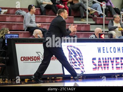 Bethany, OK, USA. 09 décembre 2023. Robbie Harman, entraîneur-chef des Rangers de la Northwestern Oklahoma State University, applaudit son équipe lors du match de basket-ball NCAA Men opposant les Rangers de la Northwestern Oklahoma State University et les Crimson Storm de la Southern Nazarene University au Sawyer Center à Bethany Ron Lane/CSM/Alamy Live News Banque D'Images