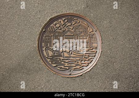 INE, Japon ; 1 octobre 2023 : couverture de trou d'homme dans la ville d'INE au Japon. Banque D'Images