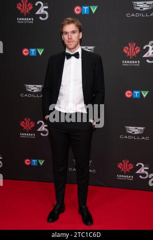 Toronto, Canada. 02 décembre 2023. Connor McDavid assiste au gala du Walk of Fame du Canada au Metro Convention Centre de Toronto. Le gala du Walk of Fame du Canada est un événement officiel qui se tient à Toronto et qui reconnaît des personnalités canadiennes remarquables. La soirée se déroule avec une réception sur tapis rouge, culminant par une cérémonie de remise des prix qui commémore les contributions de personnalités distinguées au paysage culturel du pays. (Photo Shawn Goldberg/SOPA Images/Sipa USA) crédit : SIPA USA/Alamy Live News Banque D'Images