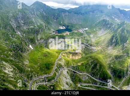 Une vue aérienne de la route Transfagarasan dans les montagnes de Fagaras, Roumanie. Banque D'Images