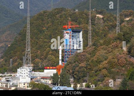 Xichang. 10 décembre 2023. Une fusée long March-2D transportant le satellite Yaogan-39 explose depuis le centre de lancement de satellites Xichang dans la province du Sichuan, dans le sud-ouest de la Chine, le 10 décembre 2023. La fusée a décollé à 9:58 heures du matin (heure de Pékin), et a envoyé le satellite sur l'orbite préréglée. C'était la 500e mission de vol des fusées de la série longue Marche. Crédit : Xu Lihao/Xinhua/Alamy Live News Banque D'Images